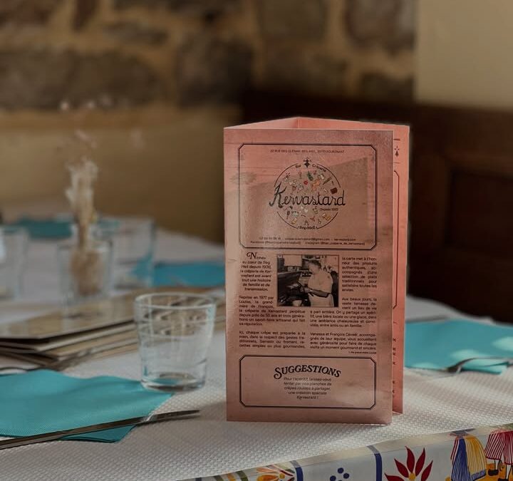 Notre salle intérieure vous accueille pour déjeuner ou dîner tout…