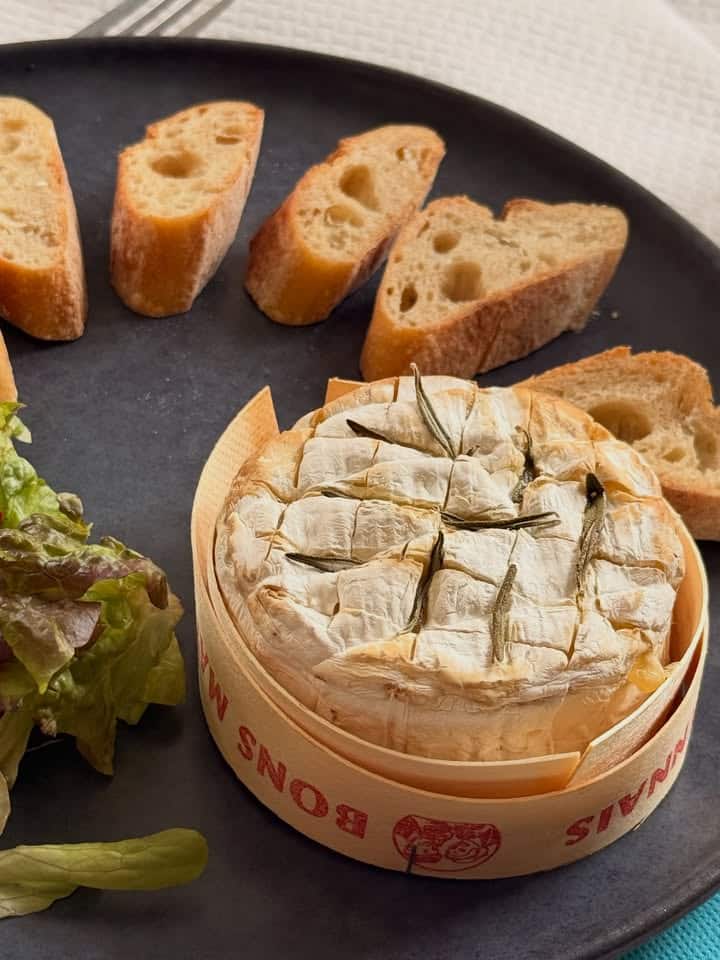 Le-grand-retour-du-Camembert-roti-avec-son-pain-toaste-1-1747371330726646.jpeg